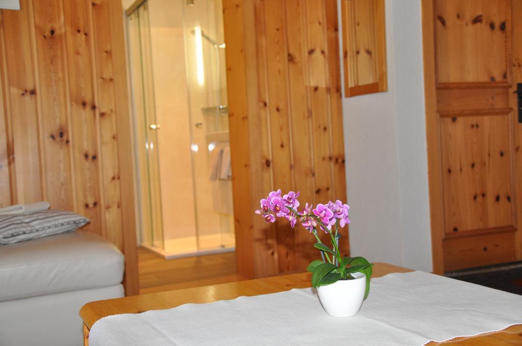 Ferienwohnungen Chalet Hohturnen 格林德瓦 外观 照片